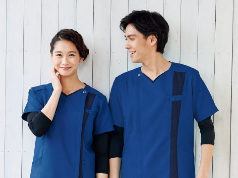 画像:スクラブインナーを着用した男女