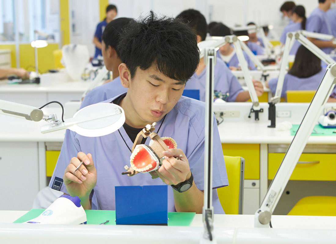 横浜歯科技術専門学校 のユニフォーム採用事例 医療白衣・事務服ユニフォームのフォーク