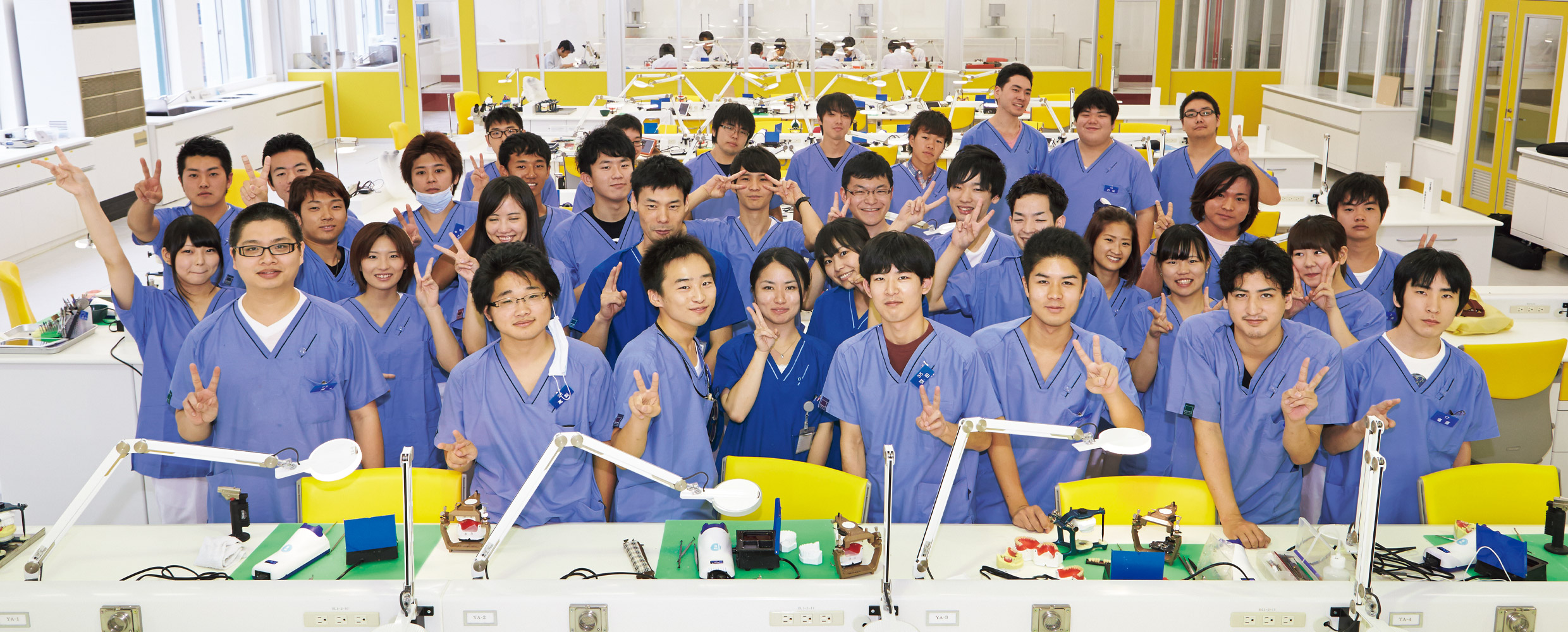 横浜歯科技術専門学校 のユニフォーム採用事例 医療白衣・事務服ユニフォームのフォーク