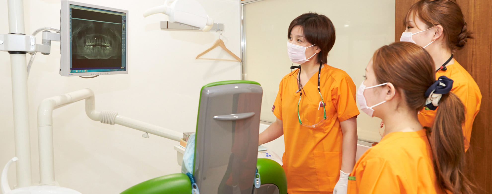 八重洲歯科診療所 のユニフォーム採用事例 医療白衣・事務服ユニフォームのフォーク